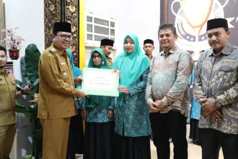 Foto: Ketua TP-PKK Aceh Utara Nurmaziah Umumkan Hasil Lomba Desa Gamawar