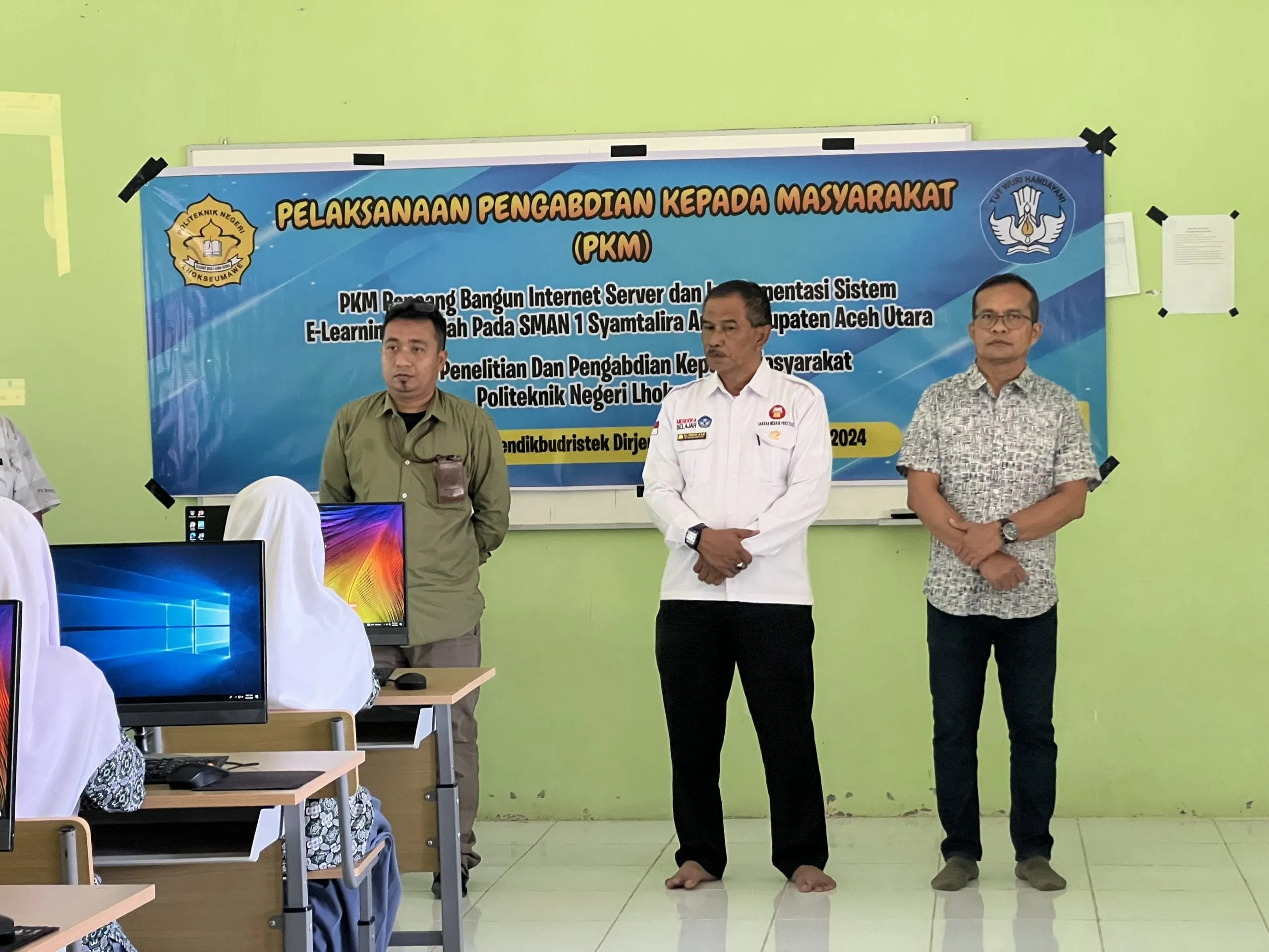 Dosen PNL Lakukan PKM Rancang Bangun Internet Server dan Implementasi Sistem E-Learning Sekolah Pada SMAN 1 Syamtalira Aron