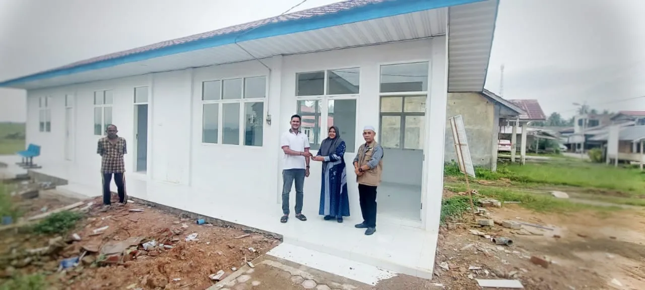 Toke Dun saat melakukan kunjungan ke lokasi proyek rehabilitasi Puskesmas Pembantu (Pustu) Gampong Tanjong Meunuang, Kecamatan Tanah Jambo Aye. (Photoc: Ist)