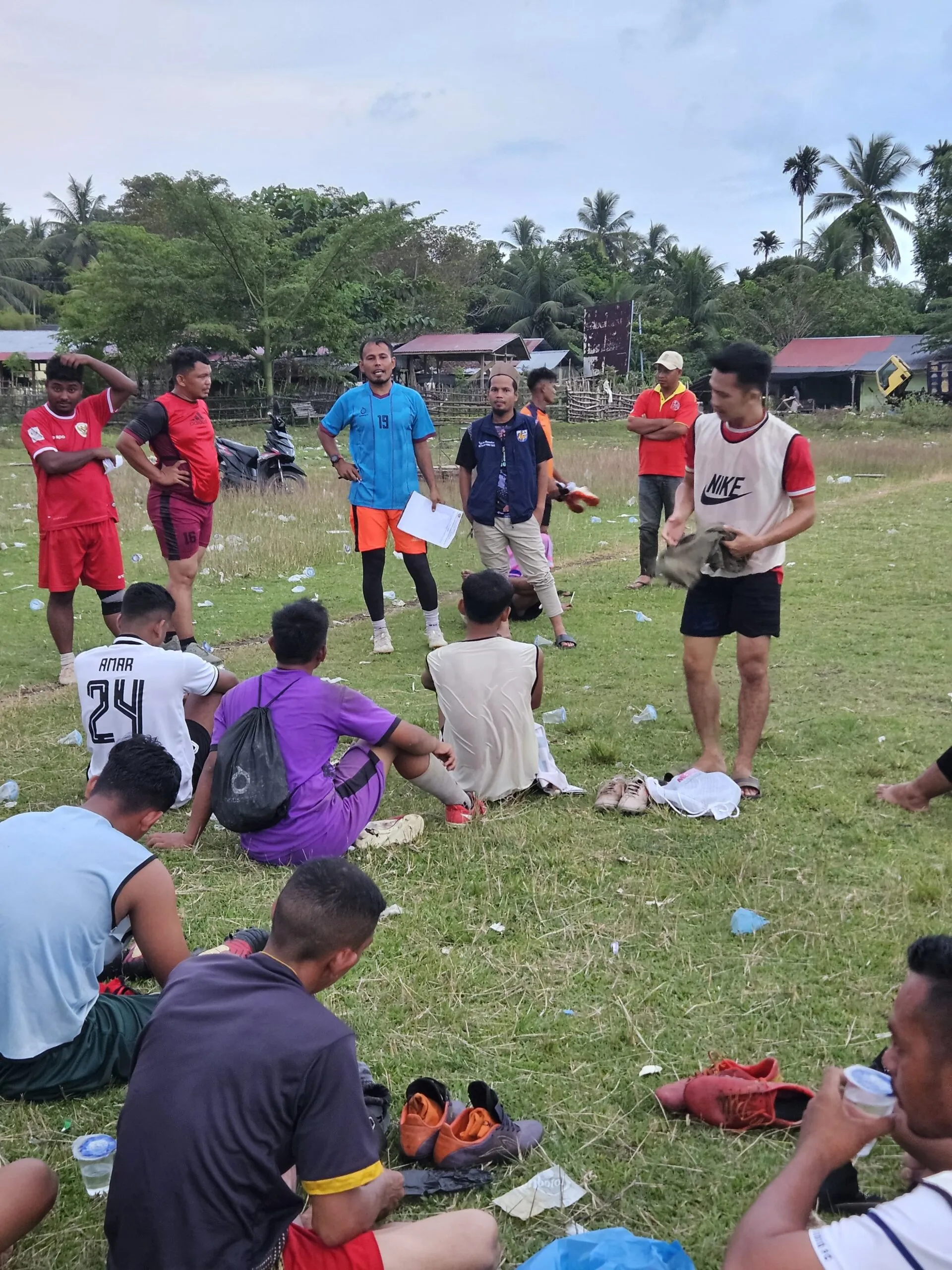 Ketua Tim Persatuan Sepak bola Pirak Timu Memberikan Arahan kepada Tim