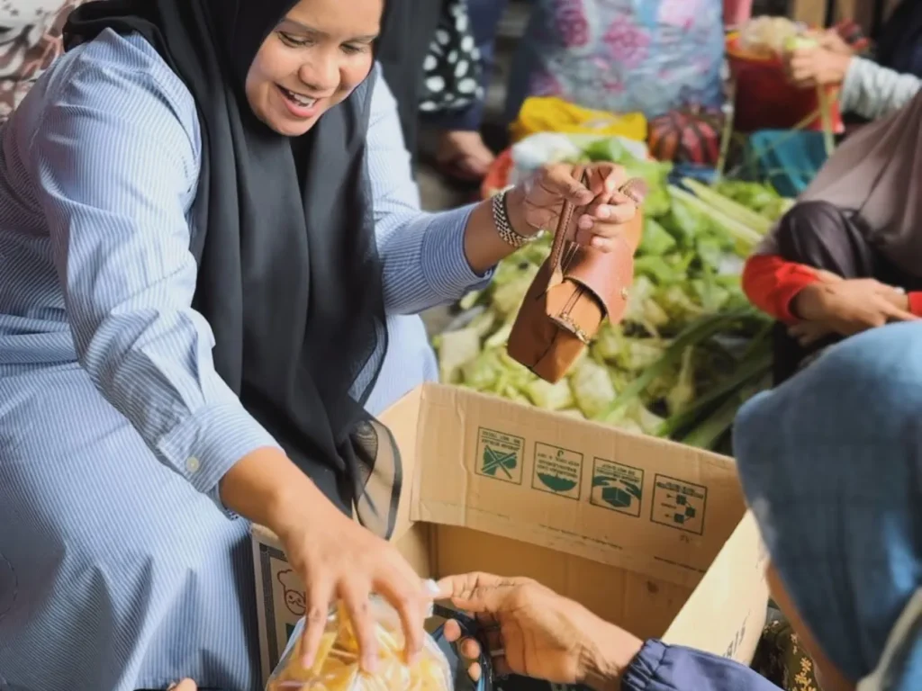 Foto:  Penjabat Ketua Tim Penggerak Pemberdayaan dan Kesejahteraan Keluarga (TP-PKK)  Aceh, Mellani Subarni  berbelanja kebutahan meugang dan lebaran