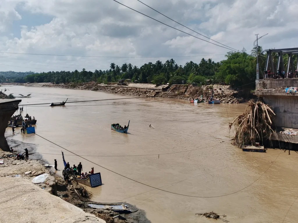 Foto (Lingkar Pos) : kegiatan penyeberangan di Jembatan Kuta Blang