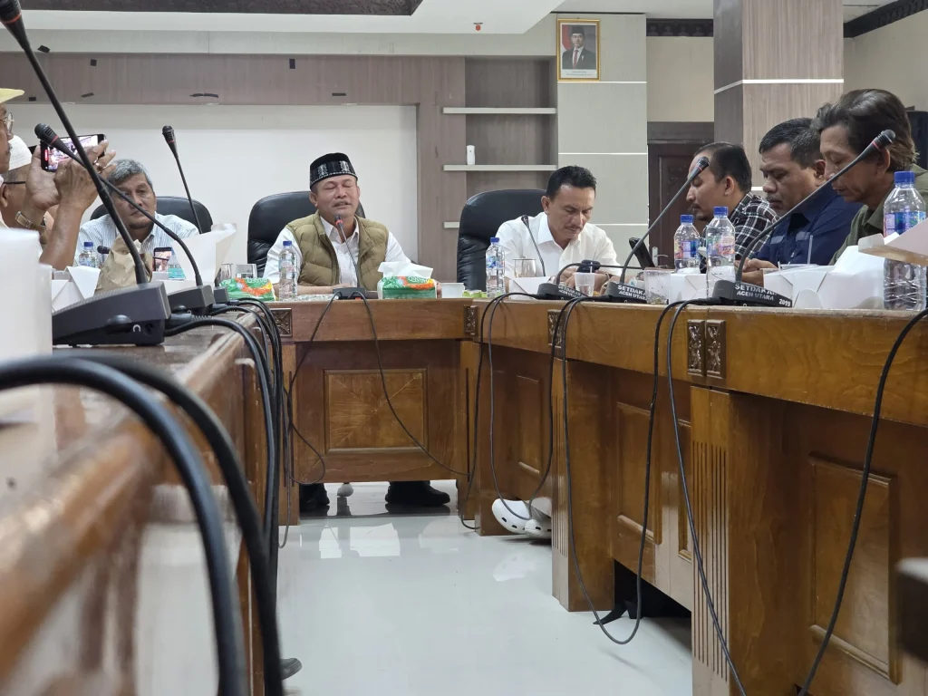 Foto: Bupati Aceh Utara, Ayah Wa gelar konfrensi pres di oprom kantor Bupati di Landing