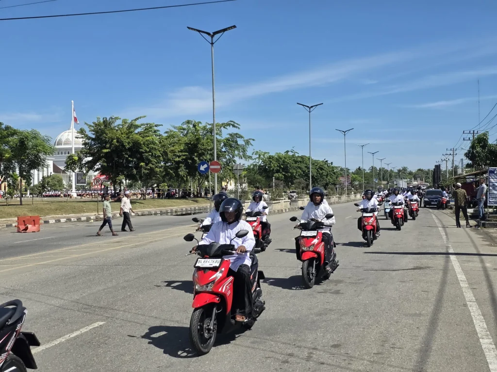 Foto: Tgk Imum gamping mengdarai Hinda Beat Pemberian Bupati Aceh Utara