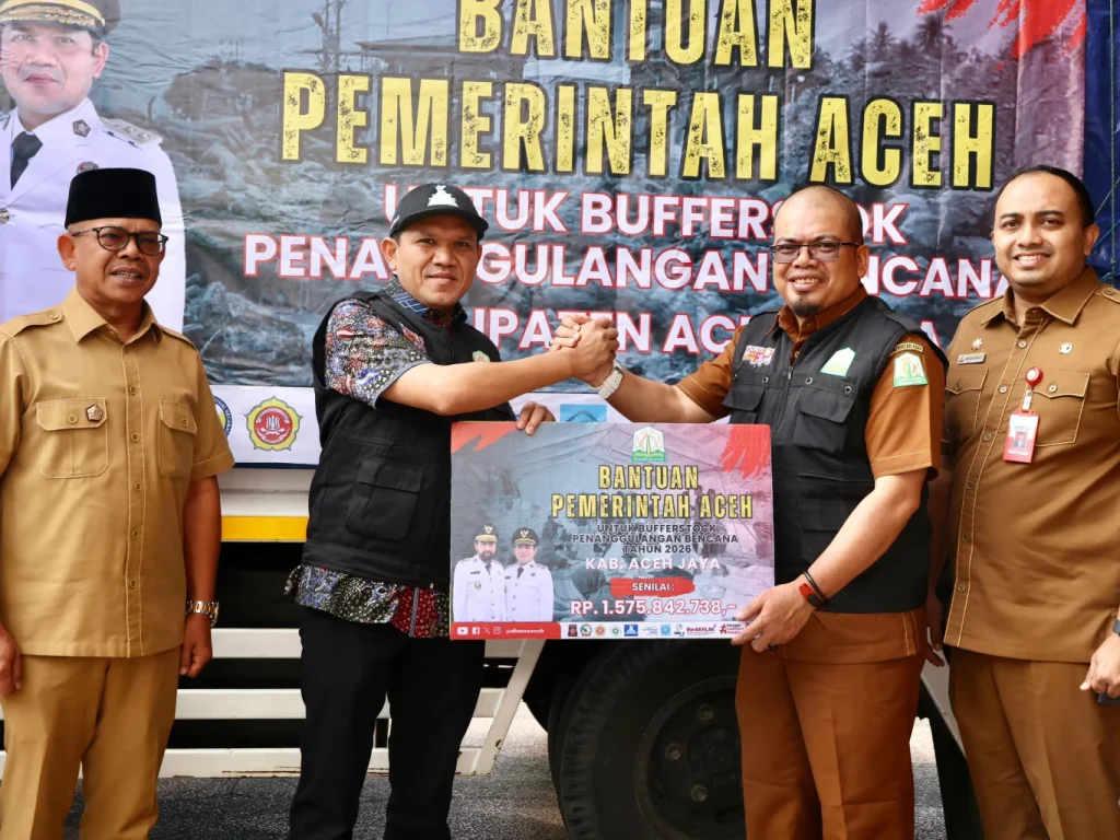Foto: Wakil Gubernur Aceh, H. Fadhlullah, menyerahkan bantuan bufferstock