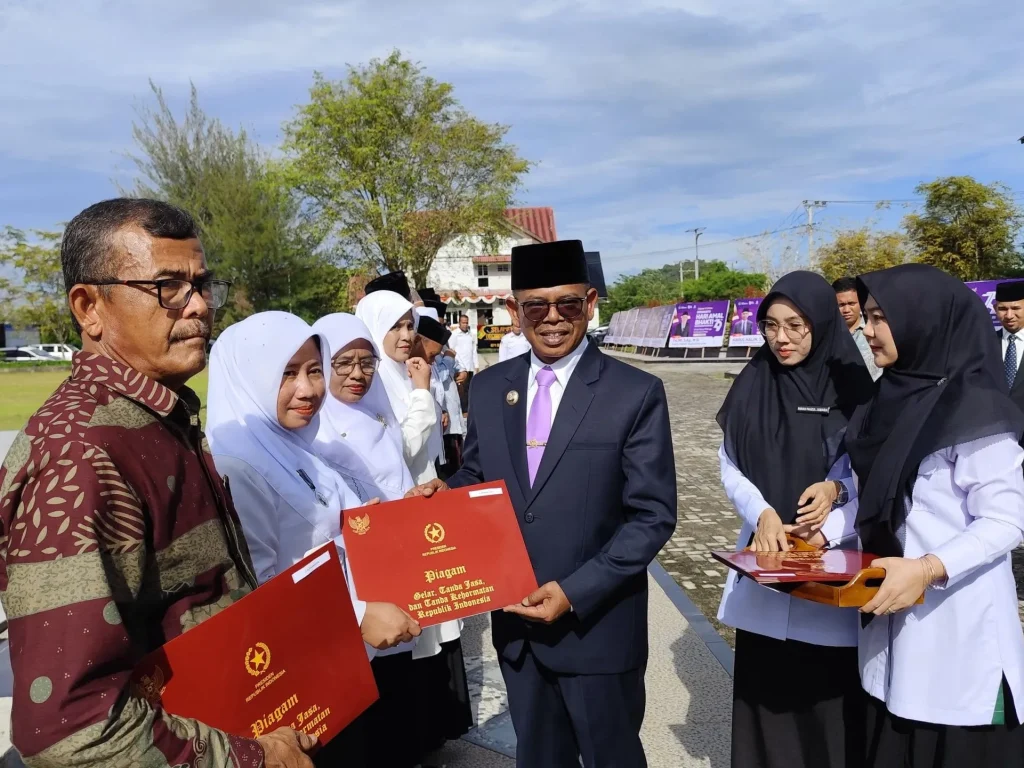 Foto: Pj Bupati Aceh jaya memberikan apreasiasi kepada satuan kerja dilingkungan kementerian Agama yang meraih penghargaan prestisius