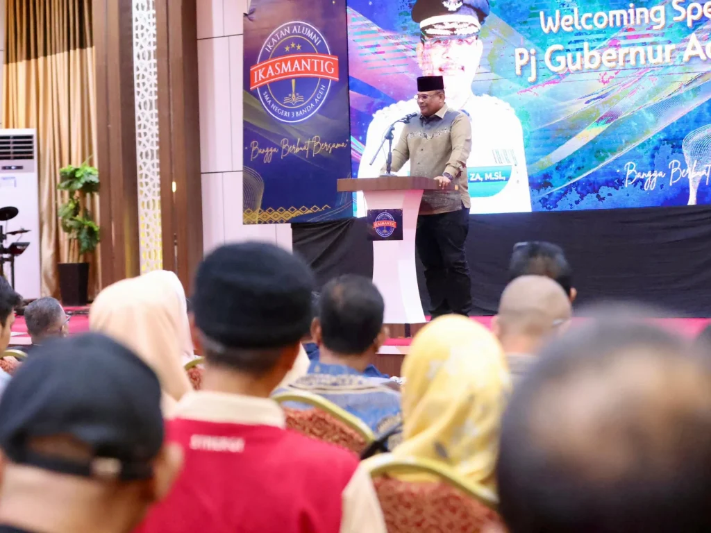 Foto: Penjabat Gubernur Aceh, Dr. H. Safrizal ZA, M.Si, menghadiri sekaligus memberi sambutan pada Pelantikan dan Rapat Kerja Pengurus Ikatan SMA Negeri 3 (IKASMANTIK) Banda Aceh, di Aula Dinas Pendidikan Aceh, Sabtu, 4/1/2024