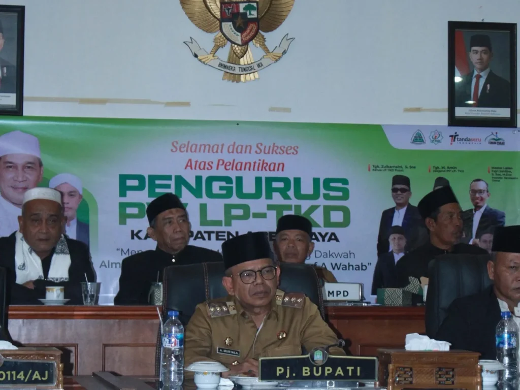 Foto: Penjabat (Pj.) Bupati Aceh Jaya, Dr. A. Murtala, M.Si., secara resmi membukan Musyawarah Wilayah (Muswil) Himpunan Ulama Dayah Aceh (HUDA) Aceh Jaya ke-III.