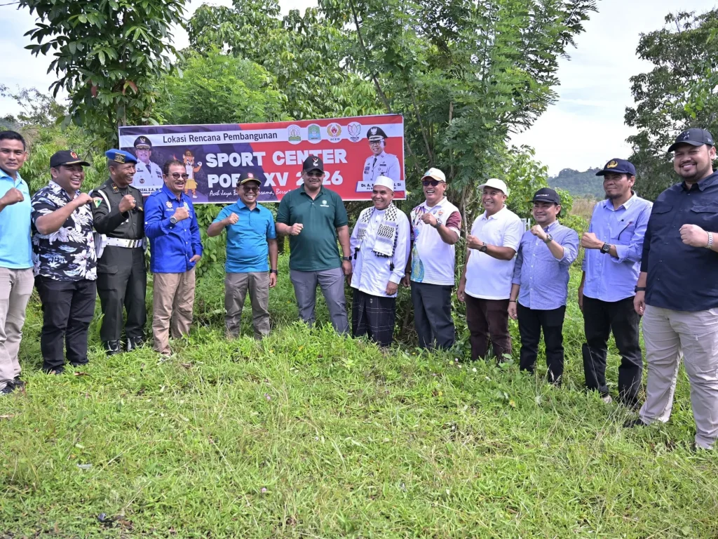 Foto: Penjabat (Pj) Gubernur Aceh, Dr. H. Safrizal ZA, M.Si.,  didampingi Pj Bupati Aceh Jaya meninjau lokasi rencana pembangunan pusat venue Pekan Olahraga Aceh (PORA) 2026 di Gampong Keutapang, Kecamatan Krueng Sabee, Kabupaten Aceh Jaya, Minggu (19/1/2025). Lokasi ini berada di kawasan strategis di pinggir jalan lintas Banda Aceh-Meulaboh.