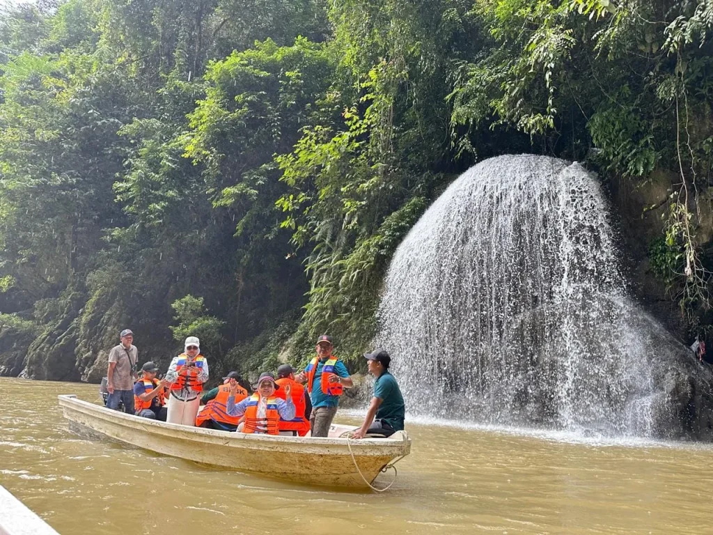 Foto: Penjabat (Pj) Gubernur Aceh, Dr. H. Safrizal ZA, M.Si., bersama istrinya, Safriati, serta Pj Bupati Aceh Jaya, A. Murthala, menuju Air Terjun Ceuraceu Embun, salah satu surga tersembunyi di pedalaman Aceh Jaya.