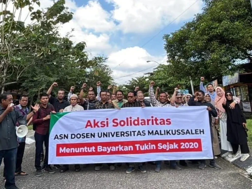 Foto: Puluhan dosen dan pimpinan fakultas Universitas Malikussaleh (Unimal) menggelar demonstrasi di kompleks kampus Bukit Indah, Kota Lhokseumawe, Provinsi Aceh, Senin (20/1/2025)