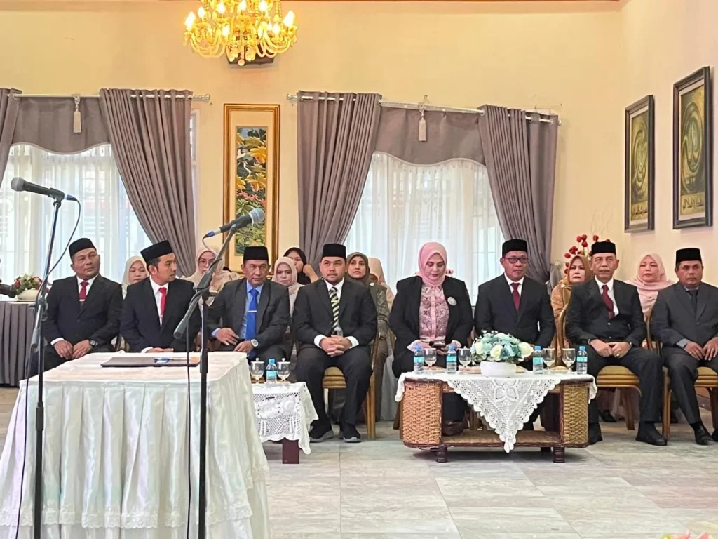 Foto: Para Pejabat yang dilantik oleh Pj Bupati Mahyuzar dini hari di pendopo Bupati Aceh Utara