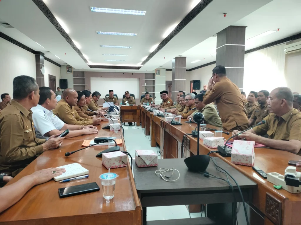 Foto: Bupati Aceh Utara Ayahwa-Panyang mengelar rapat Perdana menuju 100 Hari kerja diruang oprom