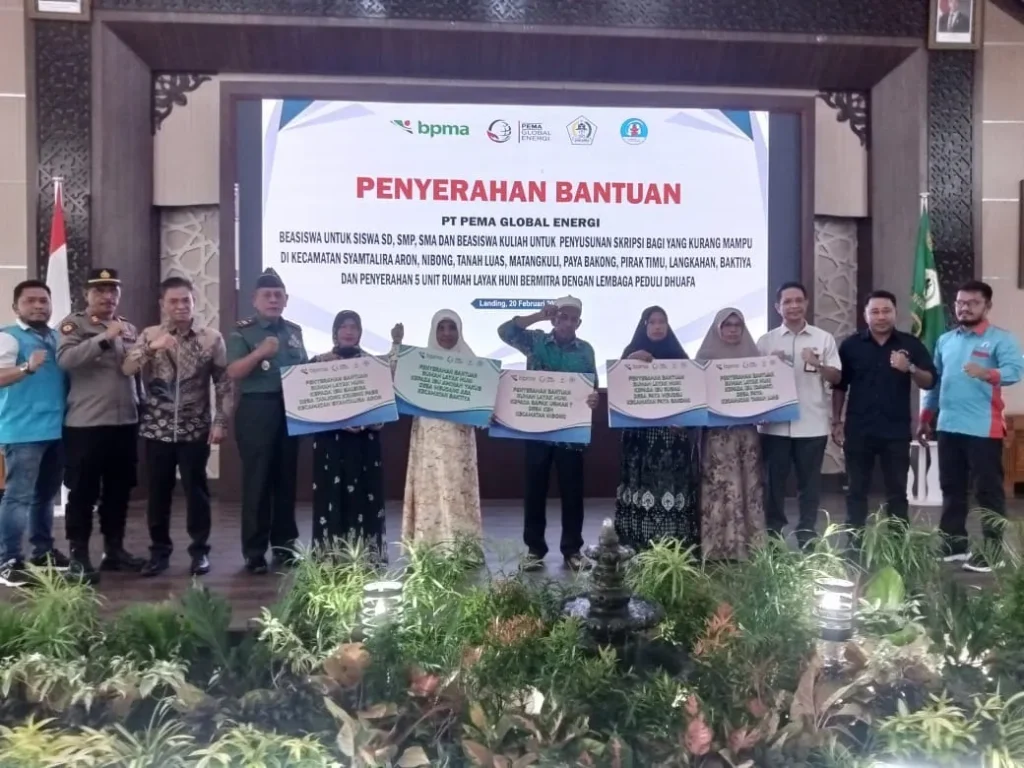 Foto: Foto bersama Penerima Bantuan Rumah Layak Huni PT Pema Global Energi
