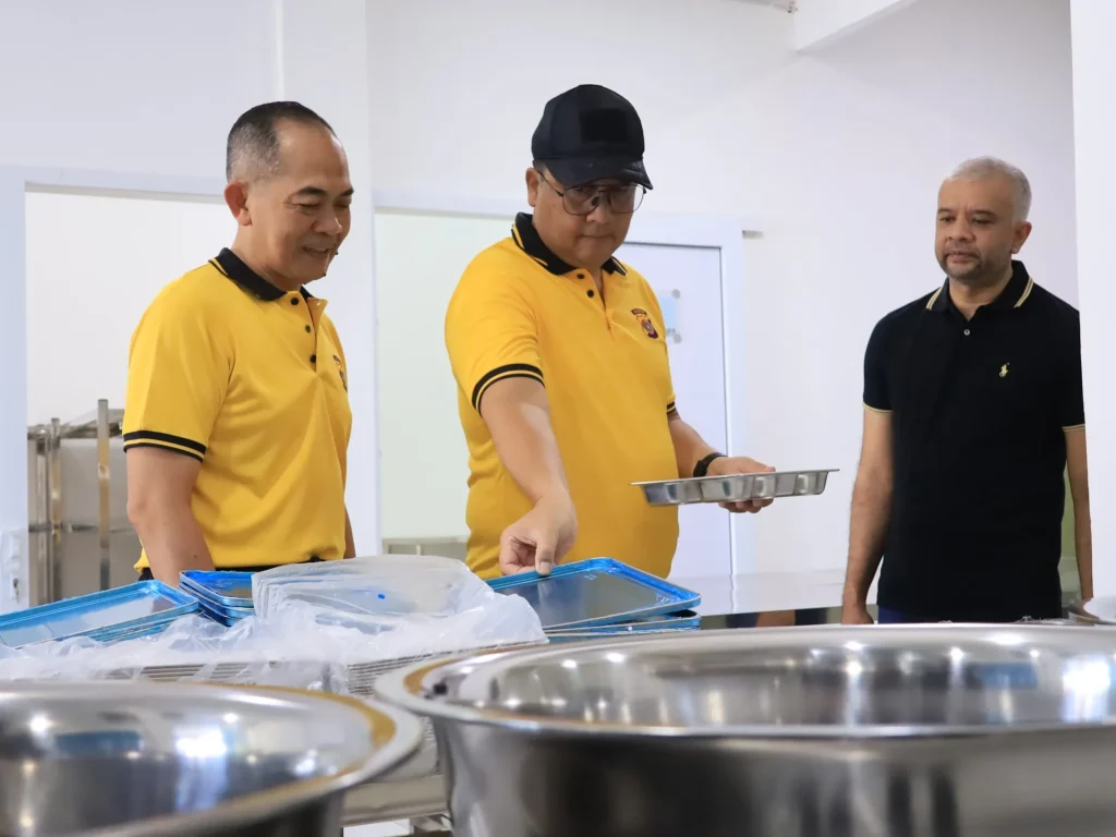Foto: Kapolda Aceh Irjen Dr. Achmad Kartiko, bersama Ketua Bhayangkari Daerah Aceh Ny. Rani Achmad Kartiko, meninjau Dapur Satuan Pelayanan Pemenuhan Gizi (SPPG) di Desa Lambung, Kecamatan Meuraxa, Kota Banda Aceh, Jumat, 9 Mei 2025