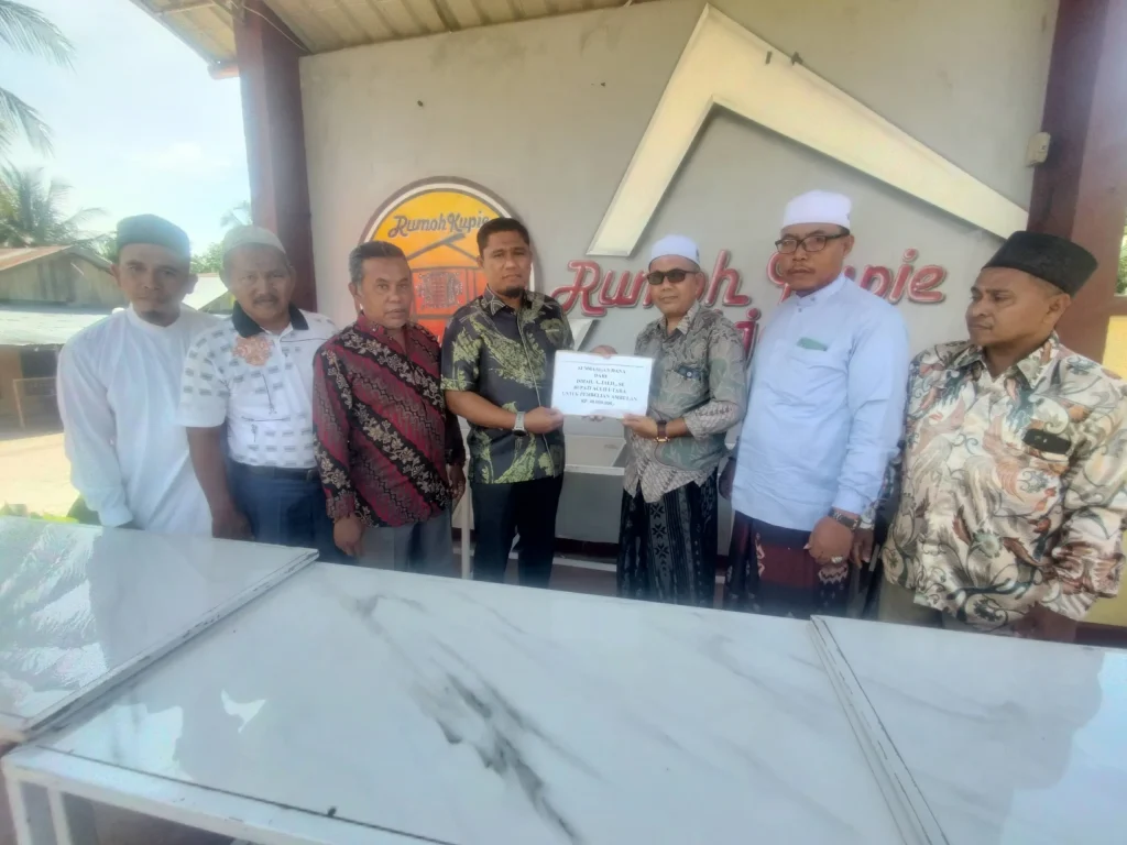 Foto: Tgk Mawardi menyerahkan Bantuan kepada Sirul Mubtadi mewakili Bupati Aceh Utara