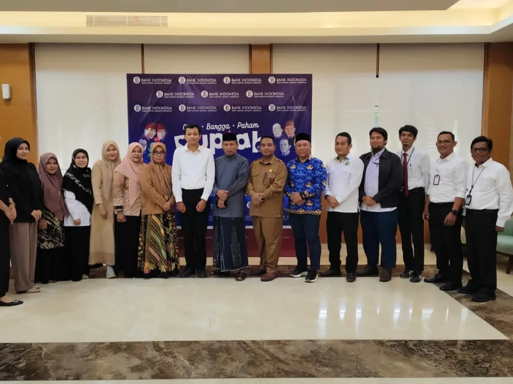 Foto: Kabid Parawisata, Disporpar Aceh Utara, Umar Ali, S.Sos.,MAP (Menggunakan Baju Kopri)  berfoto bersama peserta saat mengikuti rapat dan sosialisasi Pilot Projek ZHAS Bank Indonesia di Aceh Utara, yang berlangsung di kantor Bank Indonesia Lhokseumawe, pada selasa, 20 Mei 2025. (Photo : ist)
