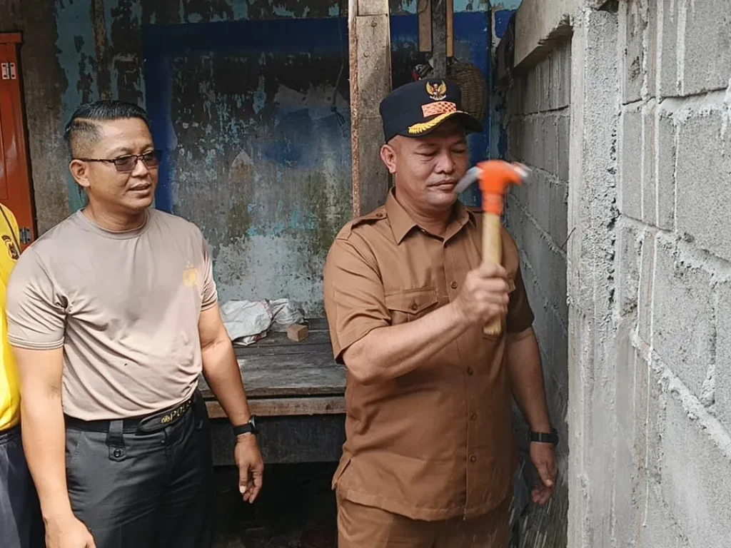 Foto: Bupati Aceh Utara H. Ismail A Jalil, Saat Memimpin Pembongkaran Pembatas Pasar Rakyat Panton Labu bersama Kapolres, Perkopimda dan Muspika Tanah Jambo Aye, Selasa, 3/5/2025. (Photo : ist)