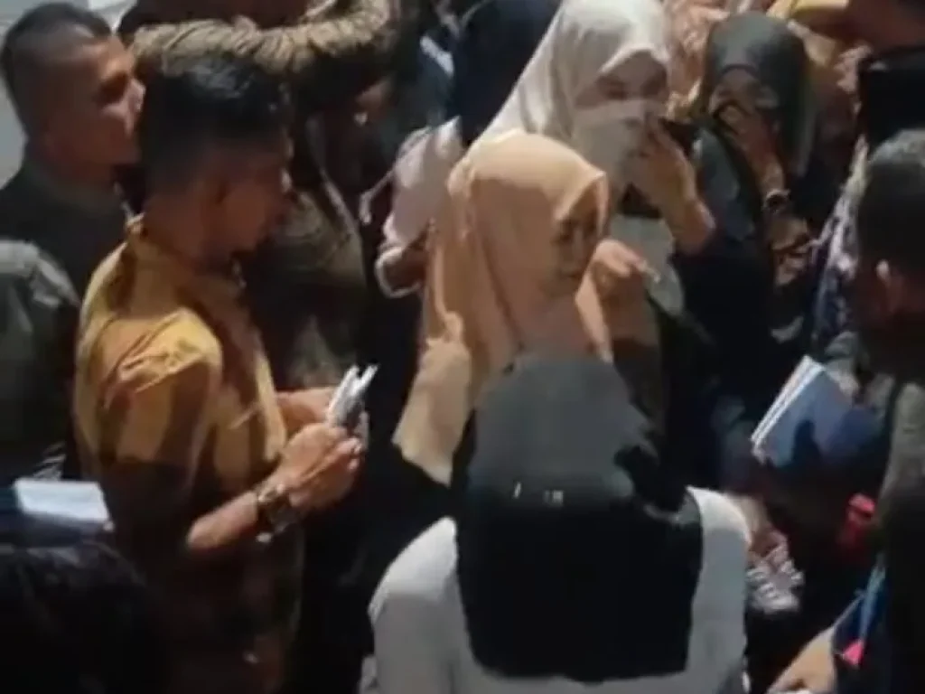 Foto: Ribuan Masyarakat saat memadati kediaman Bupati Aceh Utara, H. Ismail A Jalil, SE,. MM pada malam meugang menjelang hari raya Idul Adha, Rabu, 4/5/2025.