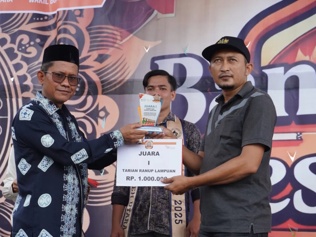 Foto: Kadisporapar Aceh Utara, M. Nasir, M.SI Saat Menyerahkan Piala Kepada Para Pemenang Festival Bantayan 2025 Yang Berlangsung dilapangan terbuka Pantai Bantayan, Kecamatan Seuneudon pada Minggu Sore, 13/7/2025.
