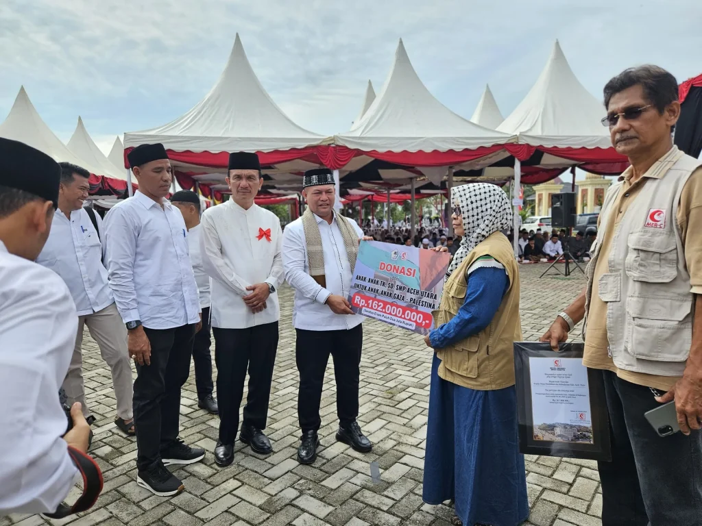 Foto: Ayahwa Serahkan Donasi Rp.162 Juta untuk Anak Gaza, Sumbangan dari Pelajar Aceh Utara