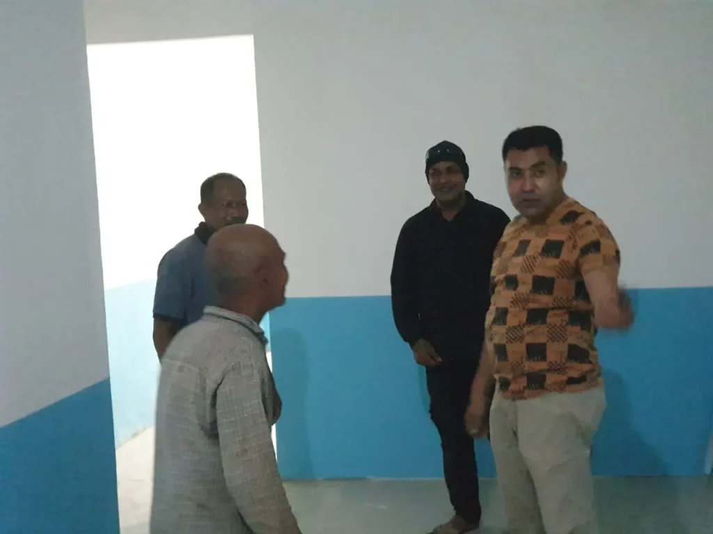 Foto: Bintara Polri, Polres Aceh Utara, Zulfikar (baju T-shirt Coklat) mengarahkan para pekerja untuk melakukan tahapan finising MBG