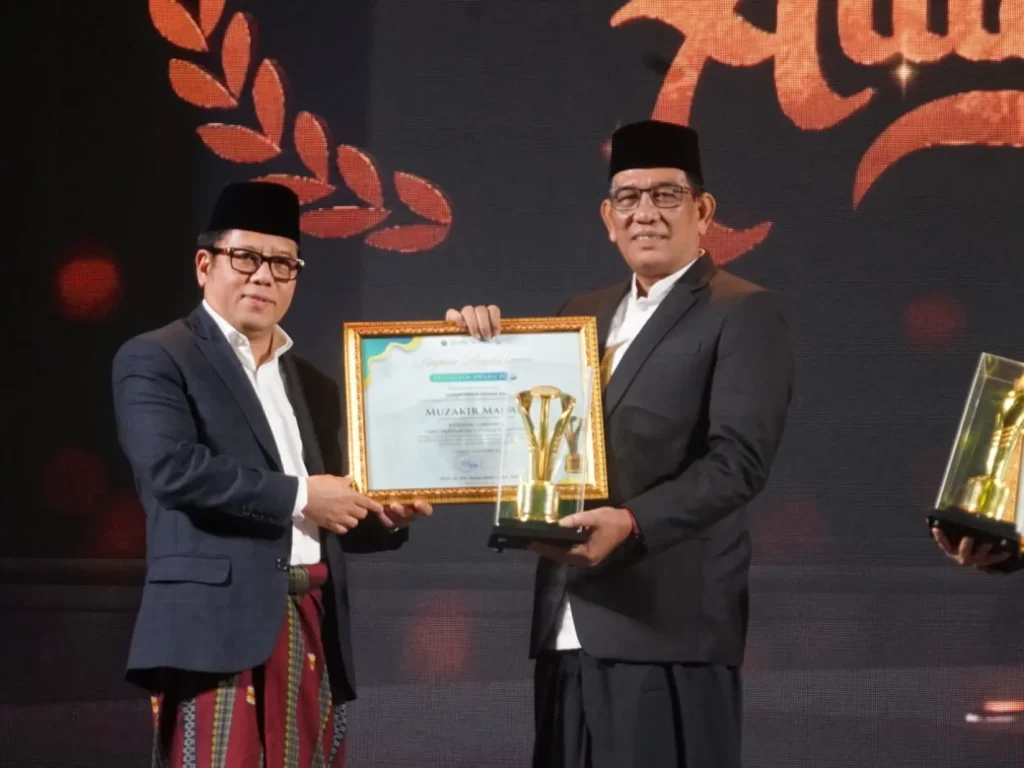 Foto: Asisten Administrasi Umum Sekda Aceh, Muhammad Diwarsyah, mewakili Gubernur Aceh menerima penghargaan Kategori Gubernur yang mendukung Tiga Fungsi Pesantren atau Kepala Daerah Peduli Pesantren pada ajang Malam Anugerah Pesantren Award 2025 yg diselenggarakan oleh Kemenag RI di Aula Kemenag, Jakarta Pusat, Senin, 20 okt 2025