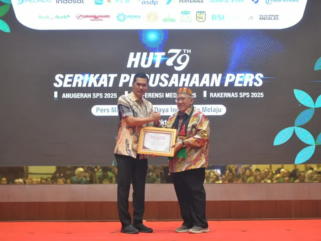 Foto: Sekda Aceh, M. Nasir menyampaikan sambutan sekaligus menerima Anugerah SPS pada kegiatan HUT ke-79 Serikat Perusahaan Pers (SPS) Tahun 2025
"Pers Maju, Sumber Daya Indonesia Melaju" di Anjong Monmata, Banda Aceh, Senin, 20/10/2025