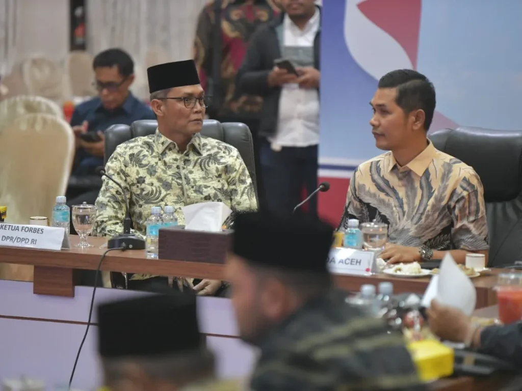 Foto: Sekda Aceh, M. Nasir, S.IP, MPA bersama forbes DPR/DPD RI asal Aceh, Banleg DPRA, para akademisi & tokoh Masyarakat Aceh, menggelar Rapat pembahasan Perubahan terhadap UU No. 11 Tahun 2006 tentang Pemerintahan Aceh (UUPA
di Restoran Meuligoe Gubernur Aceh, Banda Aceh, Senin, 20 okt 2025