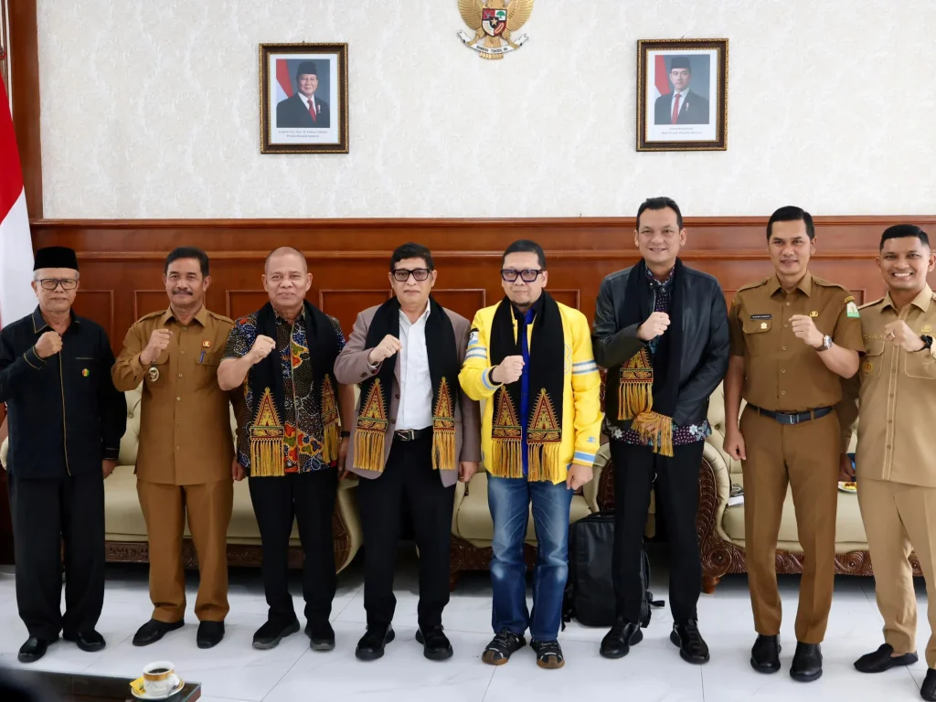 Foto: Sekretaris Daerah Aceh, M. Nasir, S.IP., MPA., menjemput kedatangan Badan Legislasi DPR-RI beserta rombongan di VIP Room Bandara Sultan Iskandar Muda, Selasa (21/10/2025).