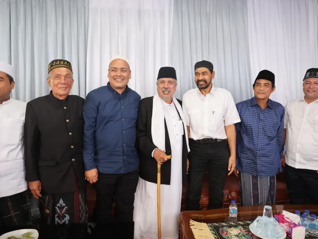 Foto: Gubernur Aceh, H. Muzakir Manaf, menghadiri haul ke-5 almarhum Abu Musthafa bin Ahmad atau Abu Paloh Gadeng di Dayah Madinatuddiniyah Darul Huda, Gampong Paloh Gadeng, Kecamatan Dewantara, Kabupaten Aceh Utara, Kamis (23/10/2025).