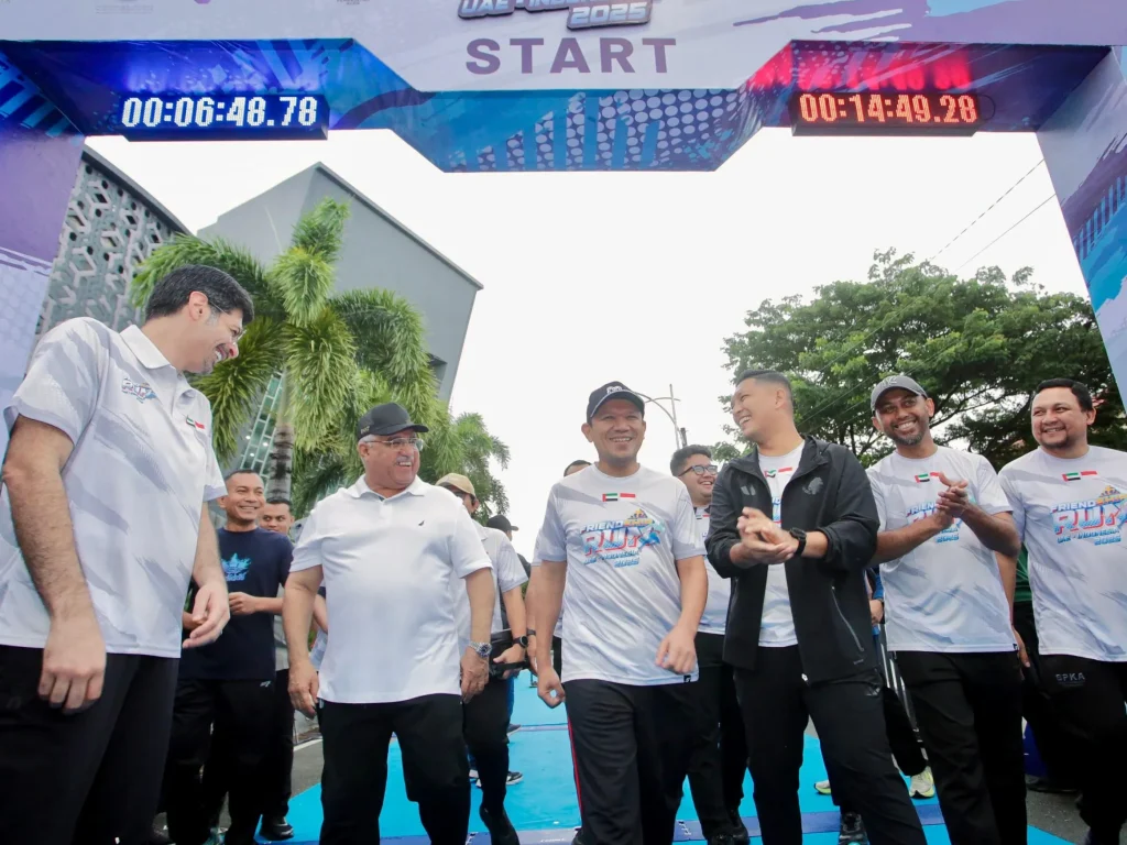 Foto: Wakil Gubernur Aceh, Fadhlullah, S.E., melepas peserta kegiatan Friendship Run UAE–Indonesia di  Museum Tsunami Aceh, Minggu (26/10/2025).