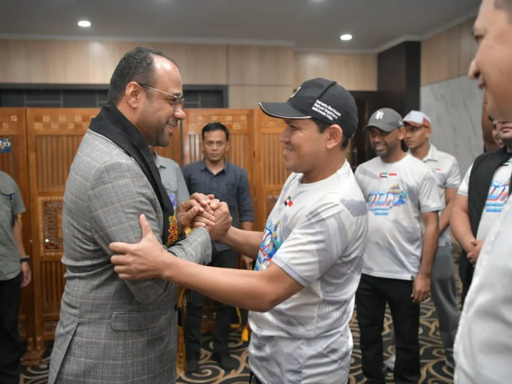 Foto: Wakil Gubernur Aceh, Fadhlullah SE menyambut kedatangan Duta Besar Uni Emirat Arab untuk Indonesia, H.E. Abdullah Salem Aldhaheri di VIP Bandara Sultan Iskandar Muda, Blang Bintang