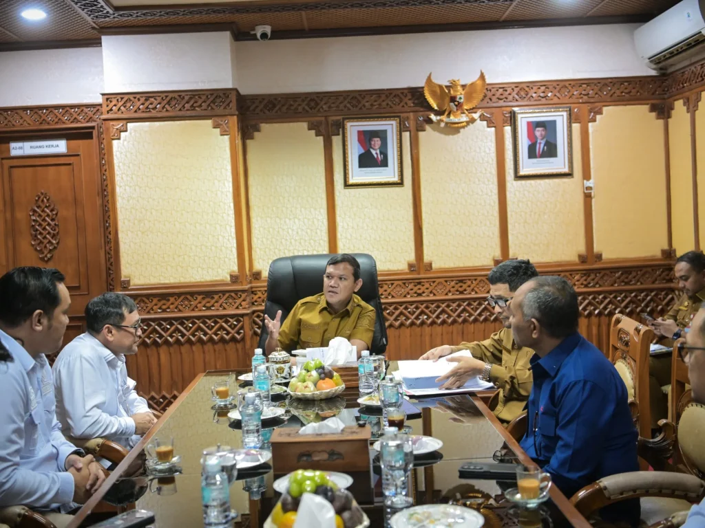 Foto: Wakil Gubernur Aceh, Fadhlullah membahas upaya percepatan penyelesaian jalan Tol Sigli-Banda Aceh atau Sibanceh seksi Padang Tiji- Seulimuem dengan Tim Direktorat IV Jaksa Agung Muda bidang Intelijen, di Kantor Gubernur Aceh