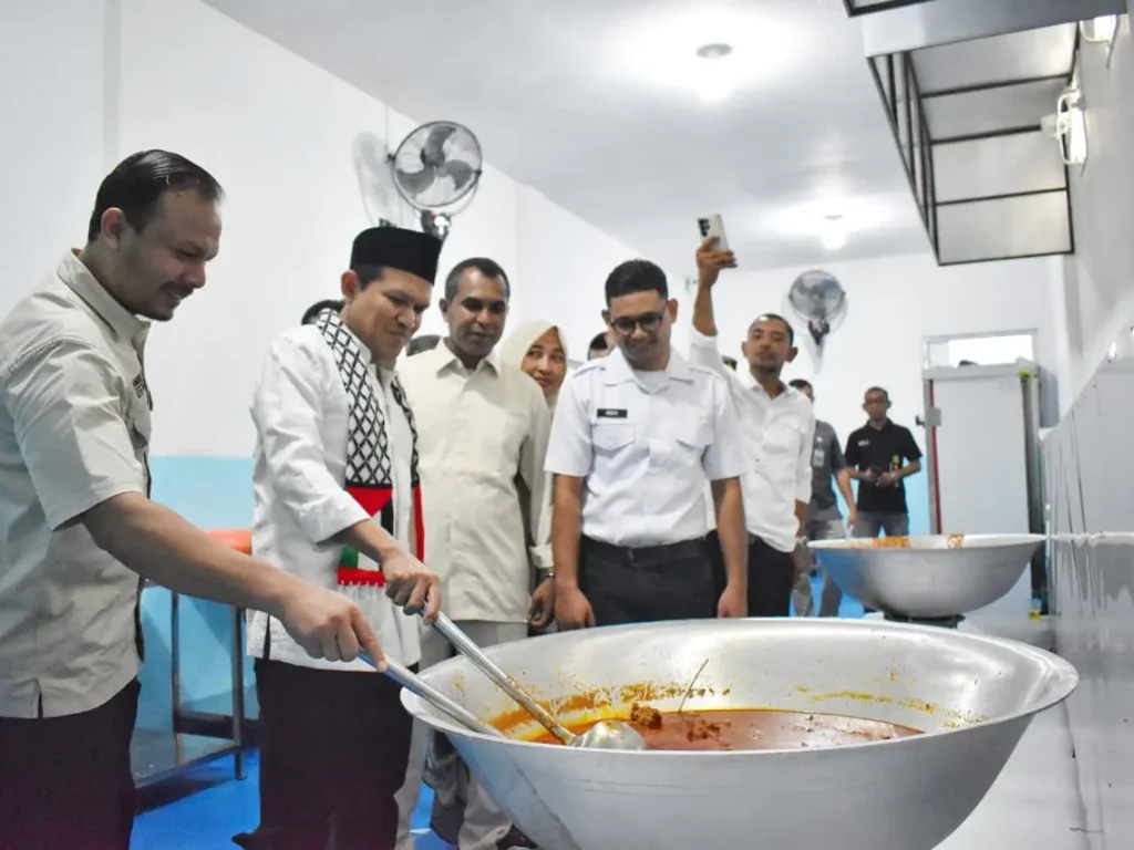 Foto: Wakil Gubernur Aceh,  Fadhlullah, meresmikan Dapur MBG SPPG Seunuddon yang dikelola oleh Yayasan Geurudong Masa Depan