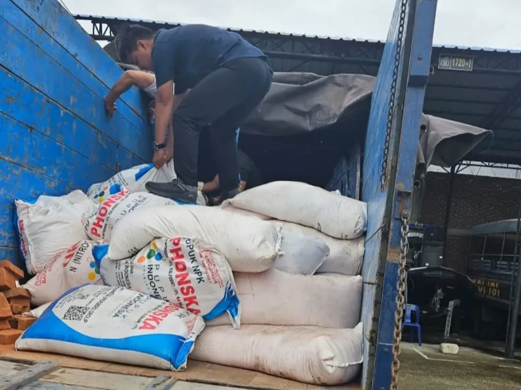Foto: Direktorat Polisi Air dan Udara (Ditpolairud) Polda Aceh melalui Subdit Gakkum berhasil membongkar praktik penyalahgunaan pupuk bersubsidi dan mengamankan satu pelaku bersama barang bukti pupuk dengan estimasi berat 2 ton, Kamis, 6 November 2025.