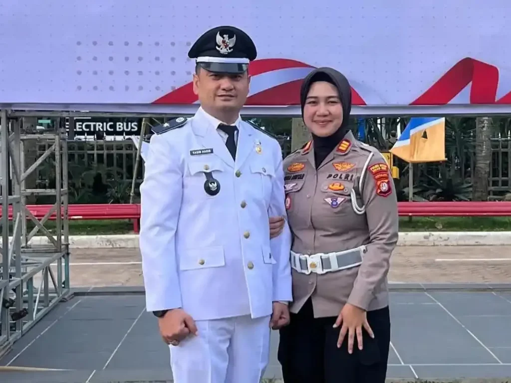 Foto: Yasir Habib Putra, putra kelahiran Aceh yang kini dipercaya memimpin Kelurahan Cakung Barat, Kecamatan Cakung, Jakarta Timur, didampingi istri seorang Polwan, AKP Rina Bintar Handayani.