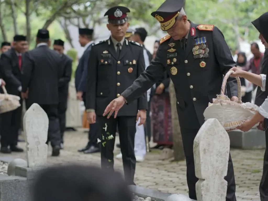 Foto: Wakapolda Aceh Brigjen Pol. Ari Wahyu Widodo, mengikuti upacara Ziarah Nasional dalam rangka memperingati Hari Pahlawan ke-80 tahun 2025 yang berlangsung di Taman Makam Pahlawan (TMP) Kota Banda Aceh, Senin, 10 November 2025.