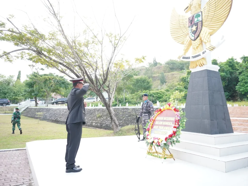 Foto: Kapolres Lhokseumawe AKBP Dr. Ahzan S.H., S.I.K., saat mengunjungi Taman Makam Pahlawan (TMP) Blang Panyang, Kecamatan Muara Satu, Kota Lhokseumawe.