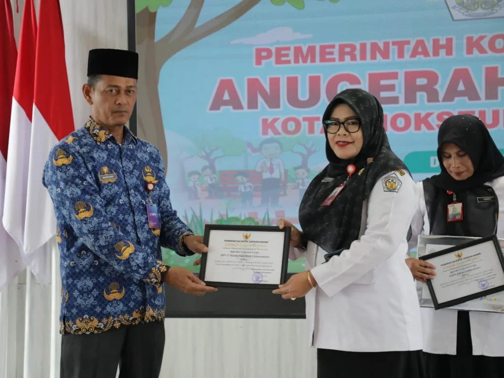 Foto: Plh. Kepala Dinas Lingkungan Hidup Kota Lhokseumawe, Muhammad Nasir, SH.I, menyarahkan Penghargaan Sekolah Adiwiyata Tahun 2025