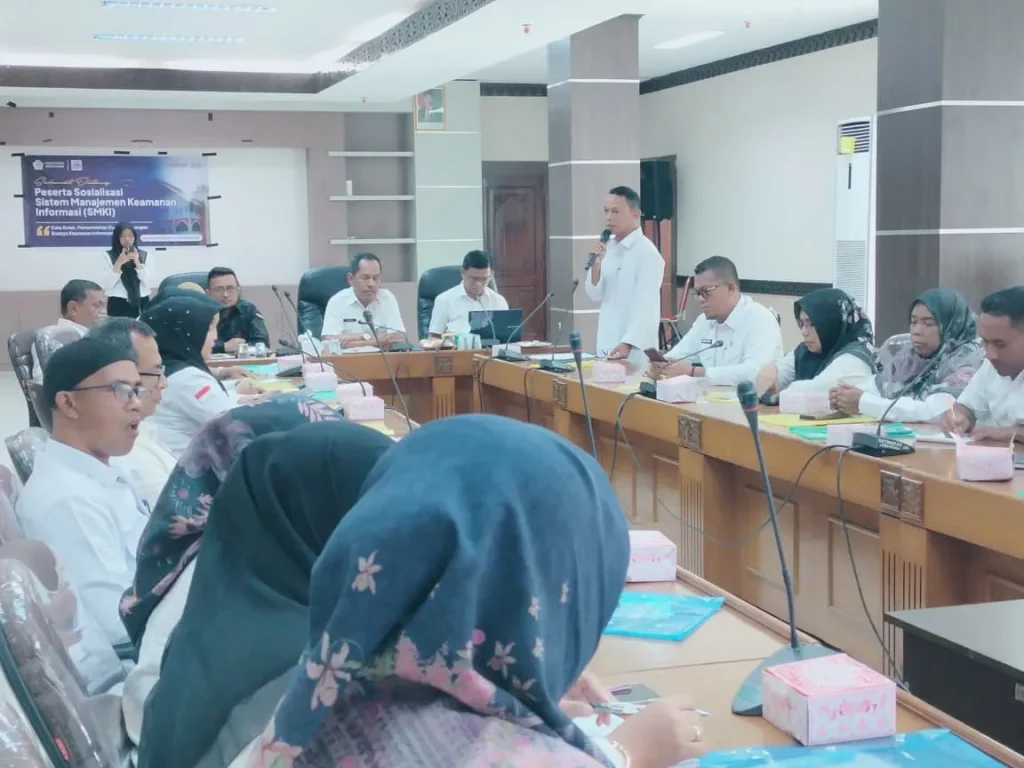 Foto: Kepala Dinas Komunikasi, Informatika dan Persandian Halidi, S.Sos, MM, membuka kegiatan sosialisasi sistem manajemen keamanan informasi (SMKI) yang dihadiri oleh seluruh pejabat SKPK dalam Kabupaten Aceh Utara.