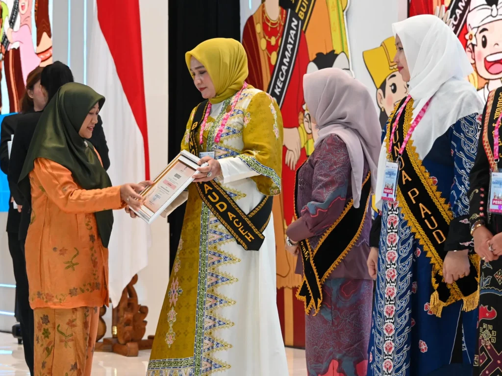 Foto: Bunda PAUD Provinsi Aceh, Ny. Marlina Muzakir, menerima penghargaan “Bunda PAUD Peduli PAUD Tahun 2025”