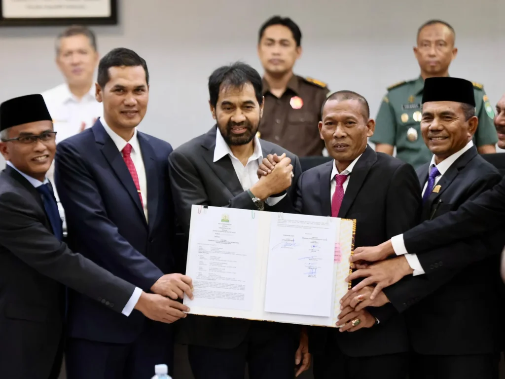 Foto: Gubernur Aceh, Muzakir Manaf, didampingi Sekretaris Daerah Aceh, M. Nasir, S.IP., MPA., bersama Pimpinan DPRA menandatangani Berita Acara Persetujuan Bersama terhadap KUA dan PPAS Aceh Tahun Anggaran 2026, di Ruang Serbaguna DPR Aceh, Jumat (14/11/2025).