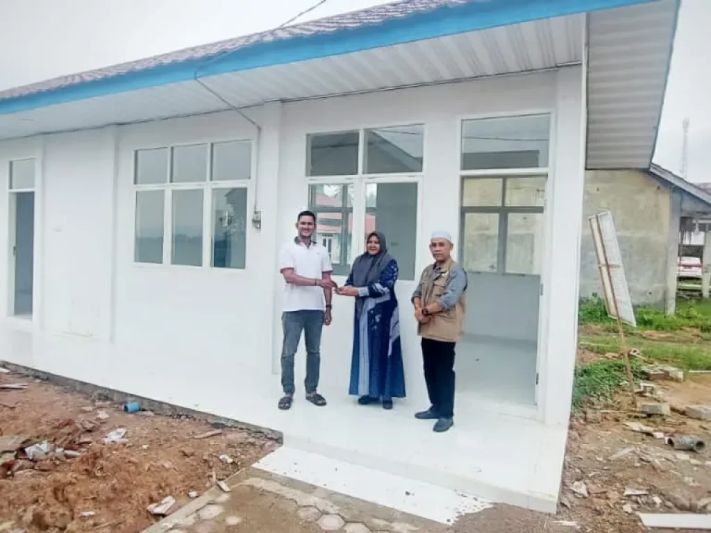Toke Dun saat melakukan kunjungan ke lokasi proyek rehabilitasi Puskesmas Pembantu (Pustu) Gampong Tanjong Meunuang, Kecamatan Tanah Jambo Aye. (Photoc: Ist)
