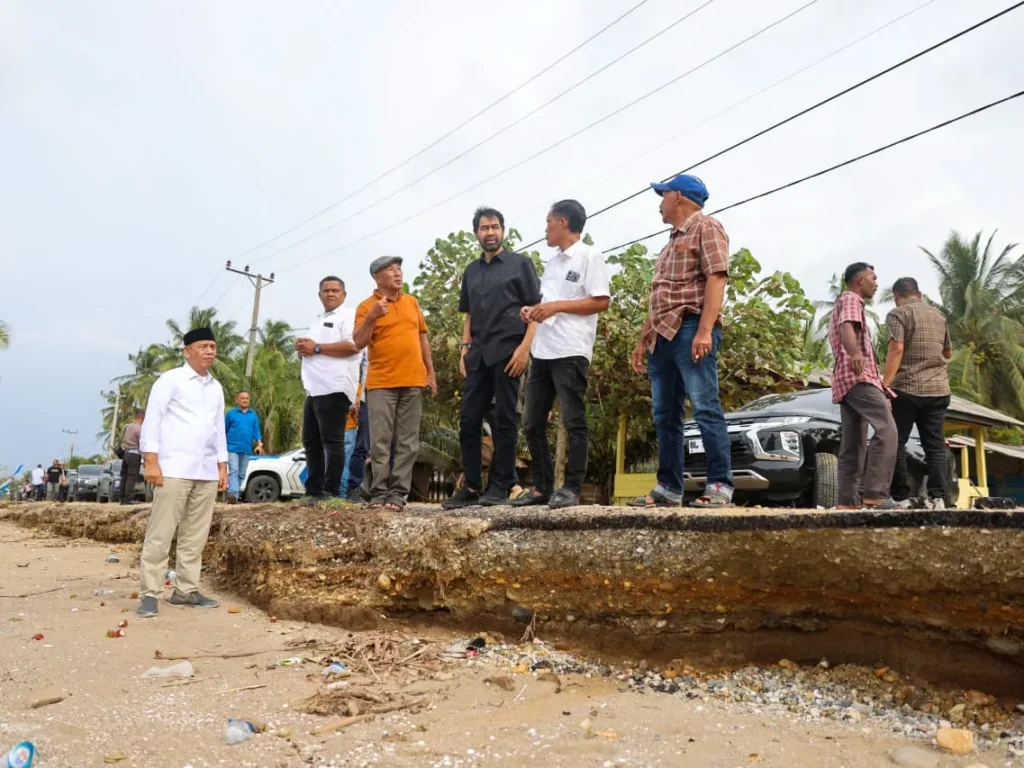 Foto: Gubernur Aceh Muzakir Manaf (Mualem) meninjau langsung kondisi permukiman warga yang tergerus abrasi laut di Gampong Lhok Puuk, Kecamatan Seunuddon, Kabupaten Aceh Utara, Minggu (16/11/2025).