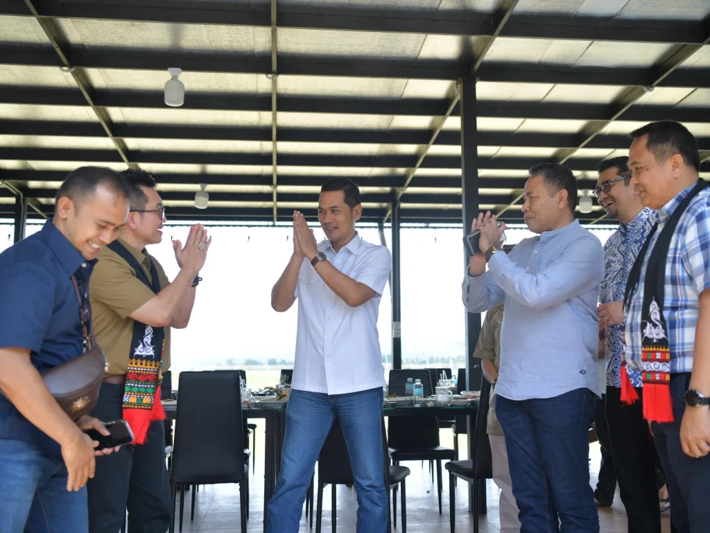 Foto: Sekretaris Daerah (Sekda) Aceh, M. Nasir, menyambut kedatangan Kepala Lembaga Administrasi Negara (LAN) RI, Muhammad Taufiq, bersama Sekretaris Utama LAN, Andi Taufiq, di Bandara Internasional Sultan Iskandar Muda (SIM), Minggu, 16 November 2025.