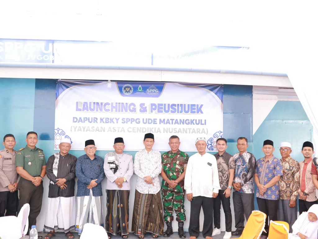 Foto bersama usai meresmikan dapur KBKY SPPG Matangkuli