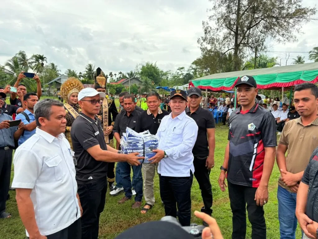Bupati dan Wakil Bupati Aceh Utara (Ayah Wa -Tarmizi Panyang) saat membuka Turnamen Sepak Bola Piala Bupati -Wakil Bupati Cup II Tahun 2025.