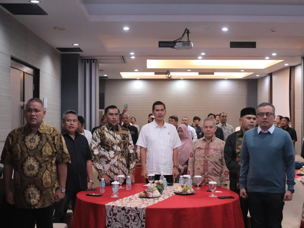 Foto: Sekretaris Daerah Aceh, M. Nasir, S.IP, MPA memberi sambutan pada Musyawarah Daerah (Musda) Jaringan Media Siber Indonesia (JMSI) Aceh yang dilaksanakan di Hotel Kyriad Muraya Banda Aceh, Rabu malam, 19 November 2025.