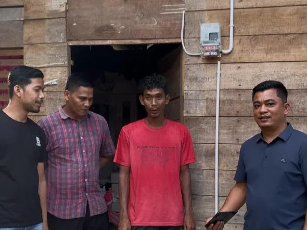 Foto: Ketua DPD Partai NasDem Aceh Utara, Zubir HT, meninjau proses pemasangan sambungan listrik gratis bantuan Irsan Sosiawan Gading untuk warga Aceh Utara